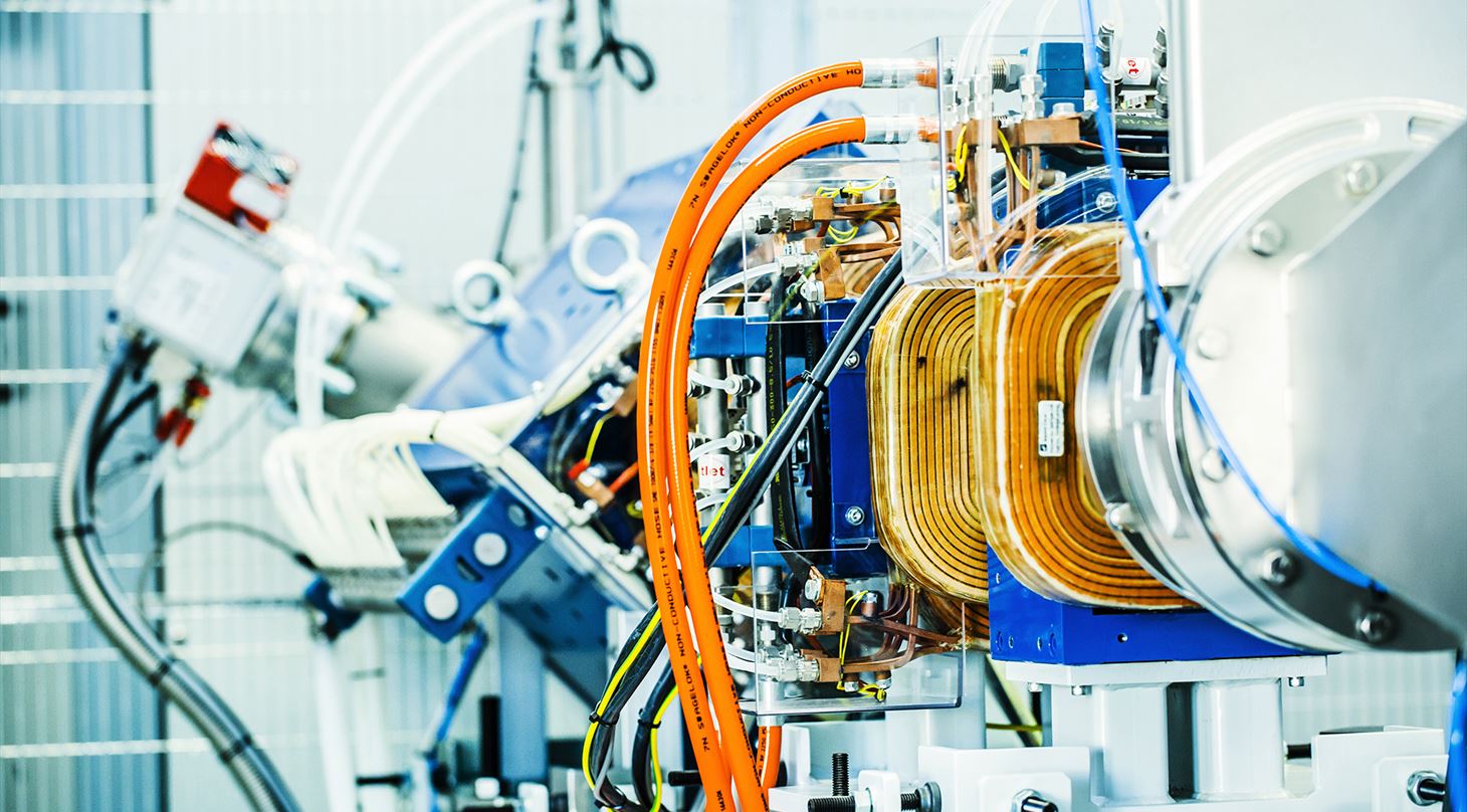 Close-up af maskine med r�r og spoler